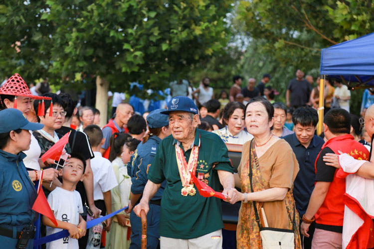 庆八一-传大爱-郭明义爱心团队沟帮子福全团队举办十周年公益慈善晚会 庆八一-传大爱-郭明义爱心团队沟帮子福全团队举办十周年公益慈善晚会